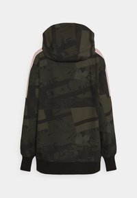 Kapuzensweatshirt in Dunkelgrün mit einem strukturierten geometrischen Muster, ausgestattet mit rosa Schulterstreifen und einem schwarzen gerippten Saum.