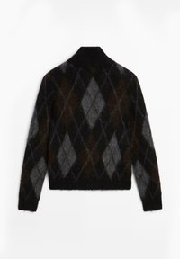 Sweter w czarno-szary wzór w romby z wysokim kołnierzem, wykonany z miękkiego, teksturowanego materiału, z długimi rękawami i lekko skróconym krojem.