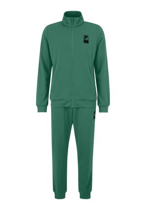 Tuta verde realizzata in tessuto liscio. Presenta una giacca con zip e colletto alto, abbinata a pantaloni slim-fit. Inclusi dettagli con logo nero.