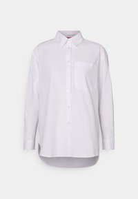 Camicia bianca a maniche lunghe con bottoni, colletto, taschino sul petto e orlo arrotondato, mostrata su uno sfondo neutro.
