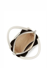 Sac à main en cuir avec un extérieur texturé blanc et un intérieur sombre. Dispose d'une fermeture à glissière, de deux poignées et d'un compartiment spacieux.