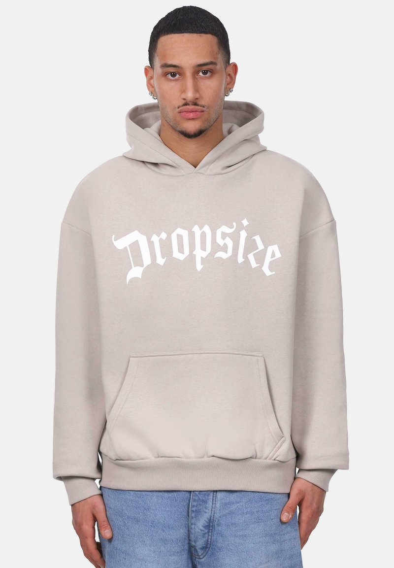 Grauer Hoodie mit einer Fronttasche, mit weißem "Dropsie"-Text. Hergestellt aus weichem Stoff, mit einer Kapuze mit Zugband und gerippten Bündchen.