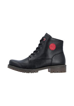 Schwarzer Leder-Stiefelette mit Schnürung vorne, dicker profillierter Sohle und rotem rundem Logopatch an der Seite.
