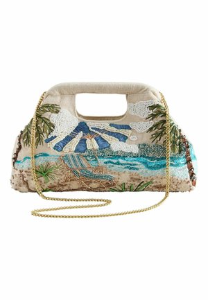 Sac à main en tissu perlé avec chaîne en or, représentant une scène de plage avec des palmiers, une chaise longue, un parasol, des vagues de l'océan et des nuages.