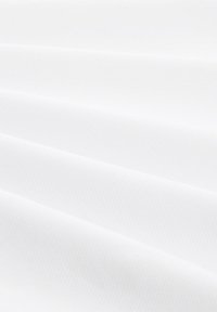 Material textil alb cu o textură subtilă și dungi verticale, cu fibre netede și moi și o culoare consistentă pe întreaga suprafață.