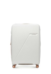 Maleta blanca de carcasa dura con patrón diagonal, mango retráctil y acentos en oro rosa. Cuatro ruedas para facilitar su movilidad, cierre de cremallera.