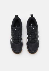 Scarpe sportive nere con strisce bianche, parte superiore in mesh e sintetico, design con lacci, punta testurizzata e suola in gomma naturale.