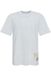 Šviesiai pilka medvilninė t-shirt marškinėliai su trumpomis rankovėmis, apykaklės tipo iškarpa, su balta parašų logotipu ir tekstūruotomis audinio etikete, ant kurios atspausdintas tekstas.