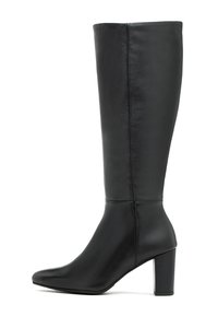 Czarny, sięgający do kolana kozaki wykonane z gładkiej skóry, z ostro zakończonym noskiem i masywnym obcasem. Po bokach przeszycia dodają dodatkowego wzoru.