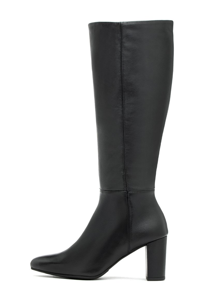 Czarny, sięgający do kolana kozaki wykonane z gładkiej skóry, z ostro zakończonym noskiem i masywnym obcasem. Po bokach przeszycia dodają dodatkowego wzoru.