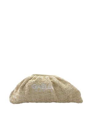 Clutch intrecciata beige con motivo a quadrati in rilievo e "GAELLE PARIS" stampato in bianco sul davanti.