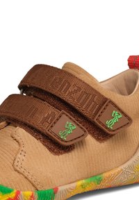 Scarpa marrone per bambino piccolo con due cinturini in Velcro, toppe di personaggi dei cartoni animati verdi e suola multicolore e testurizzata.