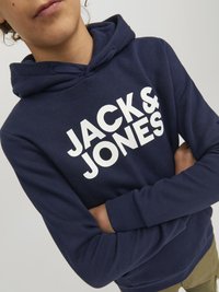 Felpa blu navy in cotone, con il logo bianco "JACK & JONES" sul davanti. Include un cappuccio con cordoncino e polsini a costine.