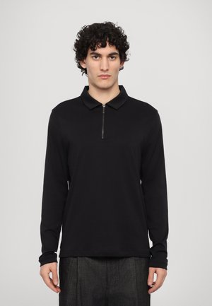 Schwarzes Langarm-Polohemden mit Reißverschlusskragen, aus glattem Stoff gefertigt. Verfügt über einen lässigen Schnitt und nahtlose Ärmel. Einfaches, minimalistisches Design.