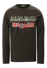 Langarm-T-Shirt aus dunkelgrüner Baumwolle mit einem grafischen Druck der Flaggen des Vereinigten Königreichs, Norwegens und der USA sowie dem Text "Napa Puri geographic".