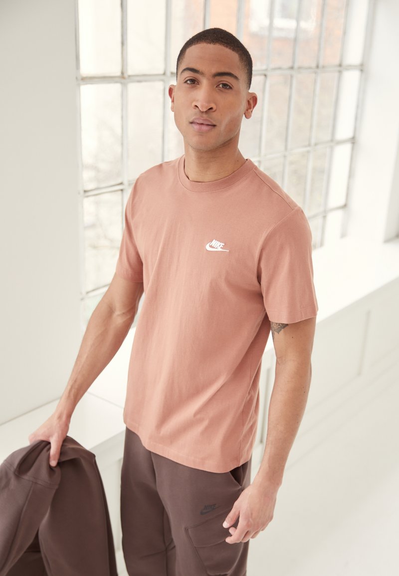 Nike Sportswear CLUB TEE - T-shirt básica - mineral clay
