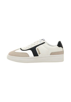 Weiße Ledersneaker mit beige und schwarzen Akzenten, die eine glatte Textur, eine runde Spitze und eine profilierte Gummisohle aufweisen. Branding an der Seite.