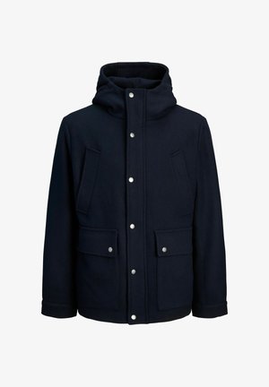 Cappotto di lana blu navy con cappuccio, dotato di chiusura con bottoni a pressione, due tasche frontali e finitura testurizzata. Vestibilità sartoriale con polsini regolabili.