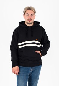 Felpa nera con cappuccio e strisce orizzontali bianche, tasca frontale e un piccolo logo. Il tessuto sembra morbido con una vestibilità casual.