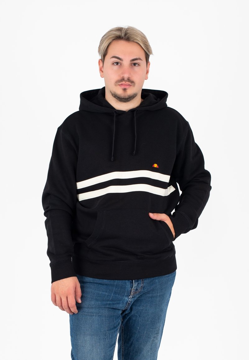Felpa nera con cappuccio e strisce orizzontali bianche, tasca frontale e un piccolo logo. Il tessuto sembra morbido con una vestibilità casual.