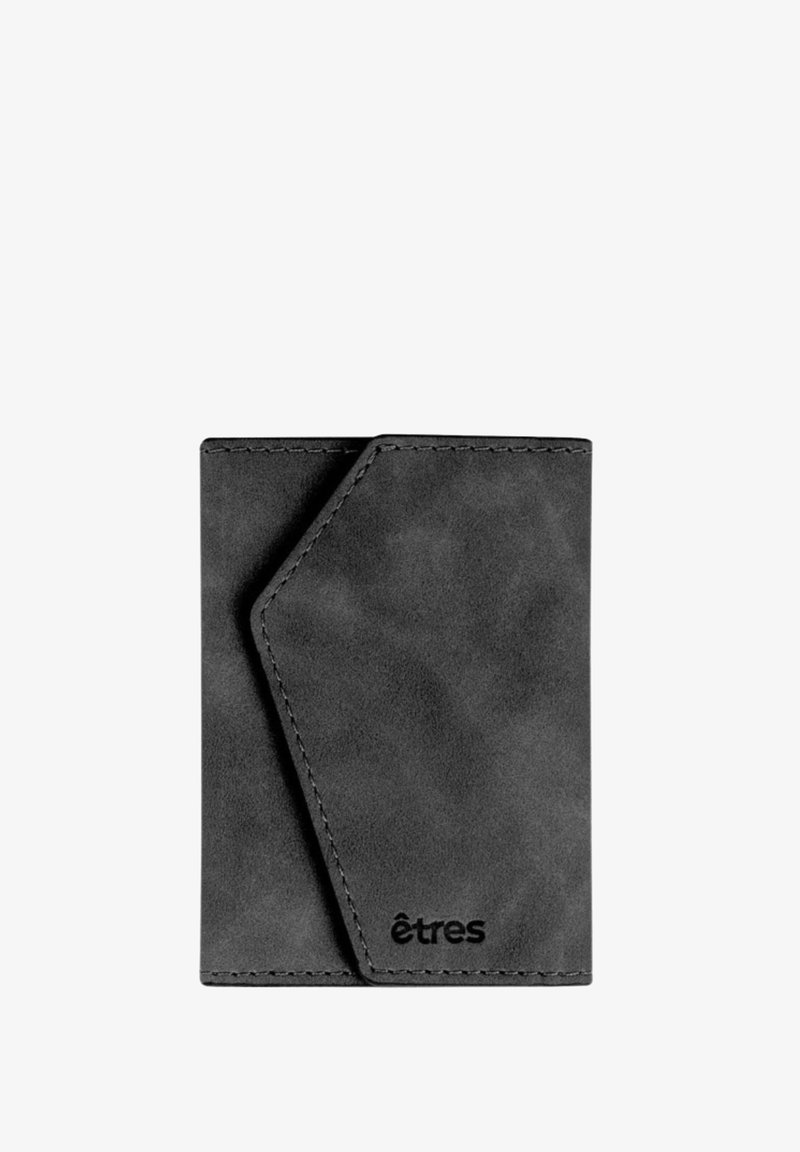 Zwarte leren kaartenhouder met een minimalistisch ontwerp, voorzien van een diagonale flap en gestikte randen. Inclusief een geperst merlogo.