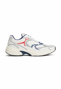 Sneakers atletici bianchi con accenti blu navy e rossi. Parte superiore in rete, suola imbottita, punta arrotondata e dettagli di design curvi unici.