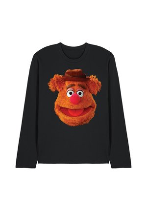 Schwarzes Langarmshirt mit einem großen orangefarbenen, pelzigen Charaktergesicht, das einen braunen Hut trägt, lächelt mit großen Augen und roter Nase.