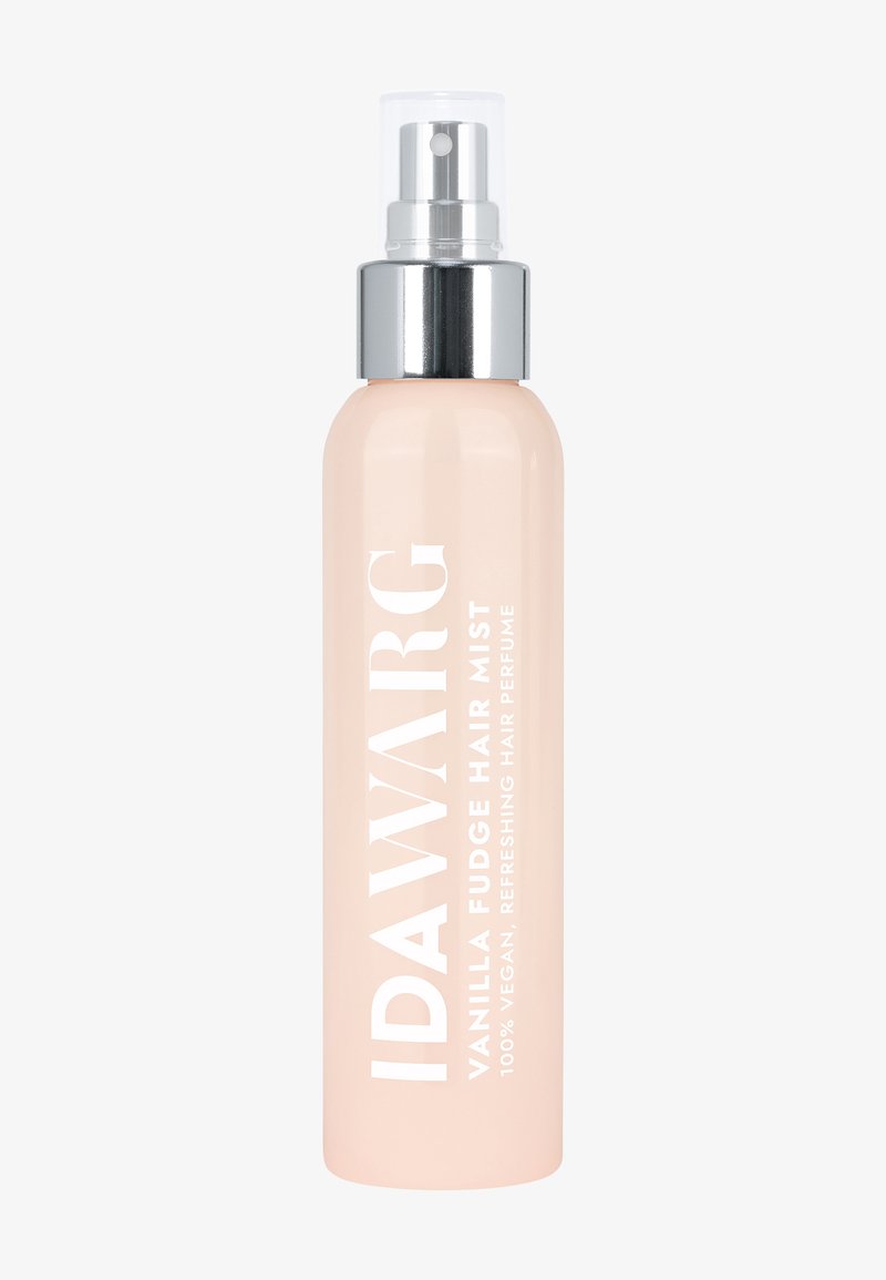 Plastikowa butelka spray do mgiełki do włosów w delikatnym różu z srebrną zakrętką. Posiada białą etykietę z nazwą produktu i jego wegańskimi cechami.