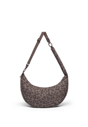 Bruine schoudertas in halve maanvorm met verstelbare band en donker luipaardprintpatroon.