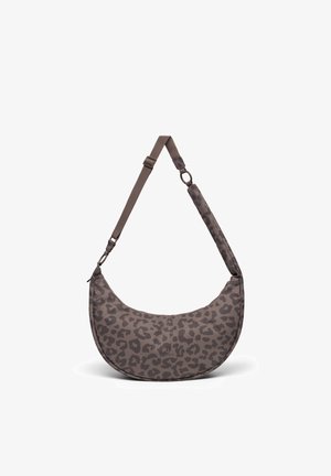 Brązowa torebka na ramię w kształcie półksiężyca z regulowanym paskiem i ciemnym wzorem w panterkę.