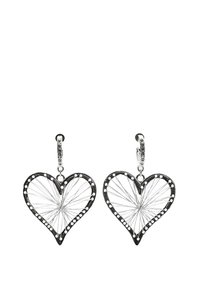 Orecchini a forma di cuore in argento con un intricato design in filigrana sugli anelli, decorati con piccole gemme.