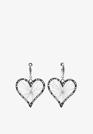 Silberne, herzförmige Ohrringe mit kunstvollem Drahtdesign an den Ringen, verziert mit kleinen Edelsteinen.