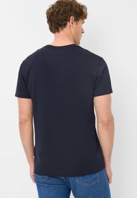 Navyblauwe katoenen t-shirt met een ronde hals en korte mouwen. Heeft een gladde textuur en een losse pasvorm, geschikt voor casual gebruik.