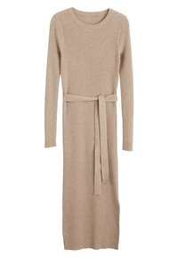 Robe en maille côtelée beige à manches longues, col rond et ceinture en tissu assorti à la taille. Présente une silhouette droite.