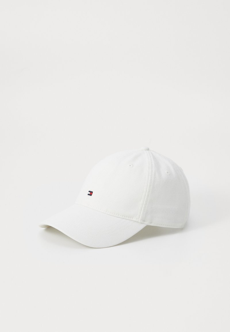 Casquette de baseball en coton blanc avec une visière incurvée, comportant un petit logo brodé en rouge, blanc et bleu à l'avant.