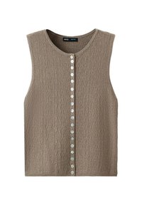 Top beige texturé sans manches pour femme, avec un col rond et une rangée verticale de petits boutons blancs au centre devant.