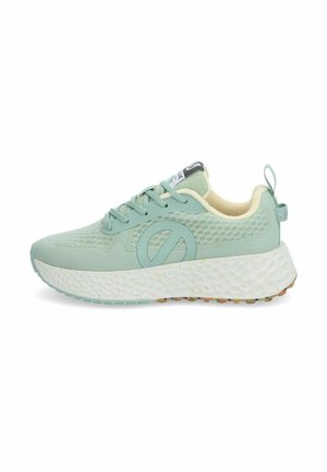 Chaussure de sport vert clair avec une tige texturée, des lacets ronds et un logo bien en vue sur le côté. Semelle blanche épaisse avec des éclats multicolores.