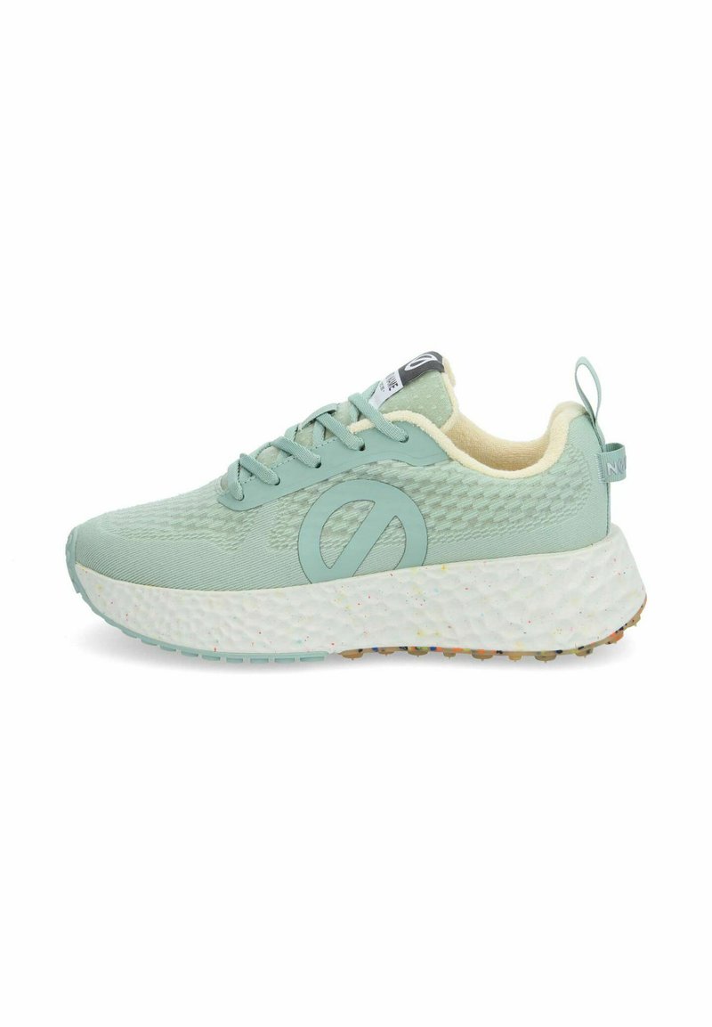 Chaussure de sport vert clair avec une tige texturée, des lacets ronds et un logo bien en vue sur le côté. Semelle blanche épaisse avec des éclats multicolores.