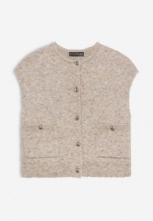Beige gebreide cardigan met korte mouwen, vijf zilveren knopen en twee voorzakken. Zachte textuur met een gemêleerd patroon.