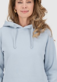 Felpa leggera blu con cappuccio e cordino, texture morbida, tasca a guscio e polsini a costine. Design semplice, adatta per un abbigliamento casual.
