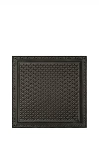 Pañuelo cuadrado de seda negra con un patrón de "MK" repetido, bordeado con una franja gris en contraste y con bordes acabados para un aspecto refinado.