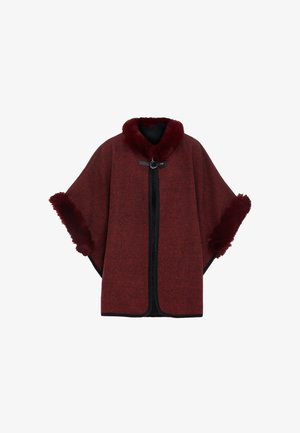 Poncho rosso texture con chiusura a zip nera, dotato di colletto e polsini in pelliccia. Le maniche aperte e il fit rilassato aumentano il comfort.
