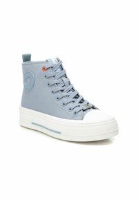 Zapatillas altas de lona en azul claro con puntera de goma blanca y suela de plataforma, con cordones grises y un detalle de logo circular.