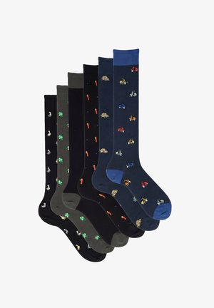 Sechs Paar gemusterte lange Socken in verschiedenen dunklen Farben mit Motiven von Vögeln, Kleeblättern, Hummern, Oldtimern und Rollern.