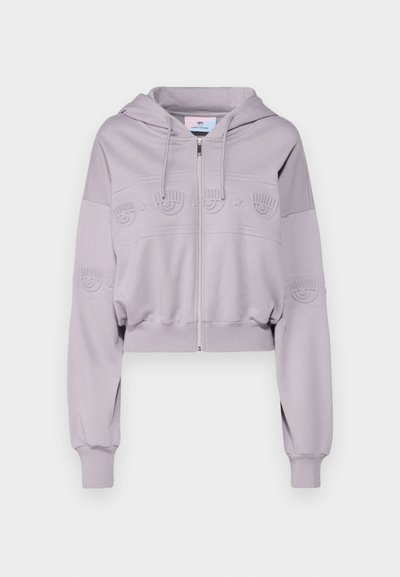 Moletom cropped de lavanda com fecho frontal, cordões ajustáveis e detalhes discretos de smiley em relevo nas mangas. Textura de tecido suave.