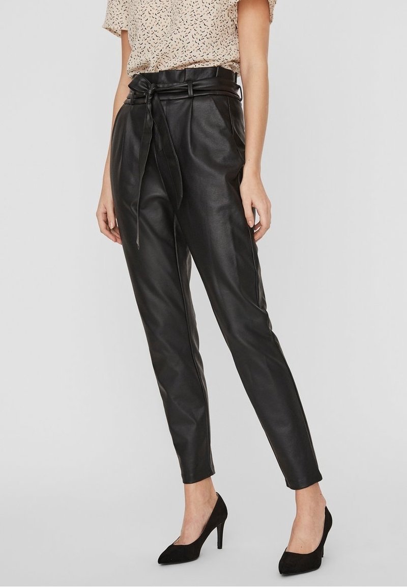 Pantalon en simili-cuir noir avec taille haute, passants de ceinture et lien en tissu. Design ajusté avec jambes fuselées et texture lisse.