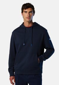 Marineblaue Kapuzenjacke aus Fleece-Material, mit einer Vorderentasche, Kordeln und gerippten Bündchen. Mit einem Logo auf dem linken Ärmel.