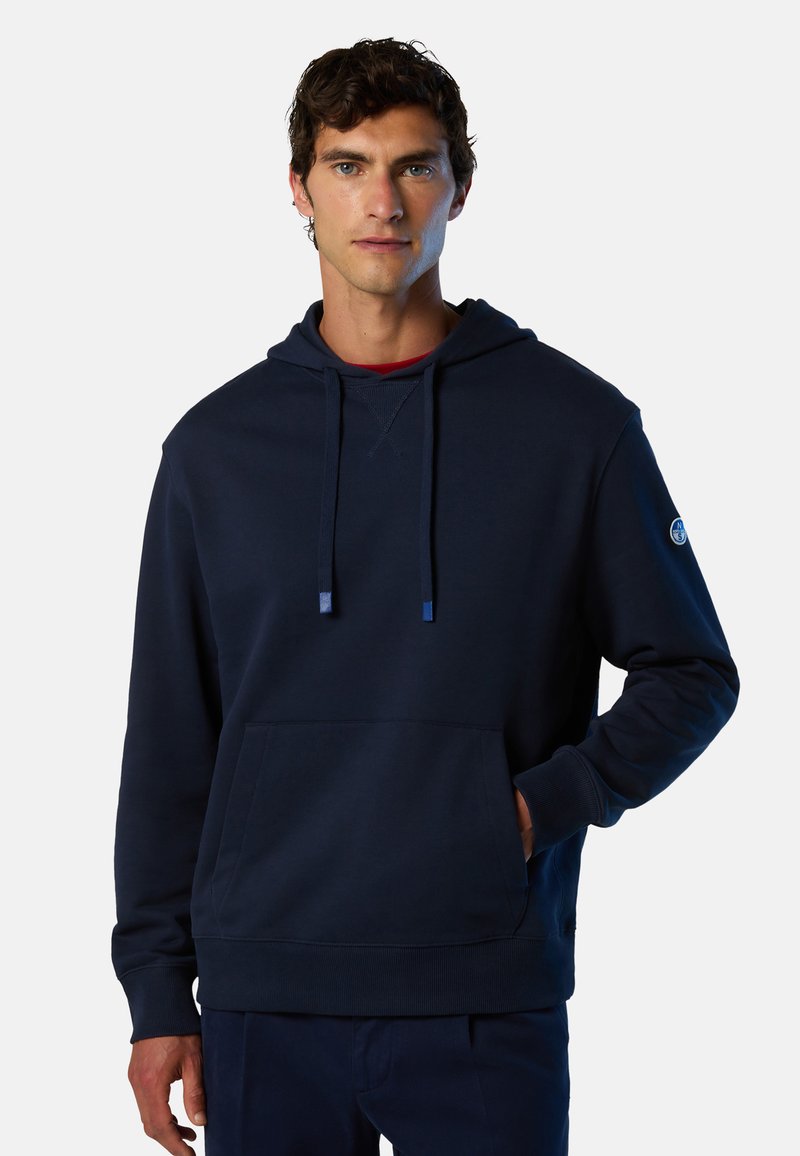 Marineblaue Kapuzenjacke aus Fleece-Material, mit einer Vorderentasche, Kordeln und gerippten Bündchen. Mit einem Logo auf dem linken Ärmel.