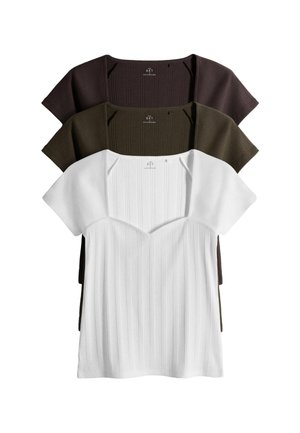 Tre top a manica corta in maglia costina nei colori bianco, verde oliva e marrone scuro, impilati con scolli quadrati su sfondo bianco.