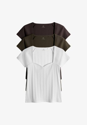 Tre top a manica corta in maglia costina nei colori bianco, verde oliva e marrone scuro, impilati con scolli quadrati su sfondo bianco.